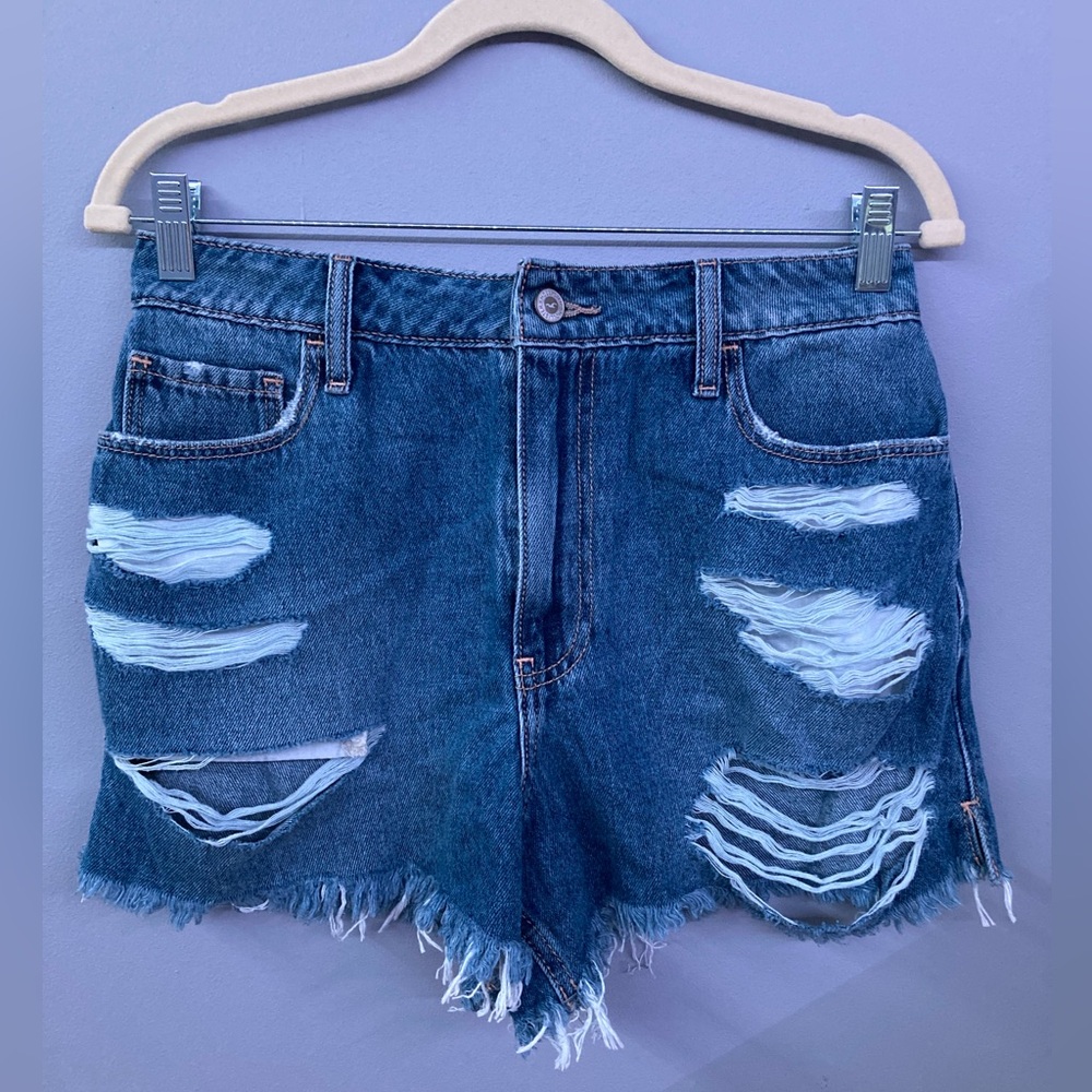 Hollister Ultra High-Rise Distressed Vintage Relaxed Denim Mom Shorts 3"